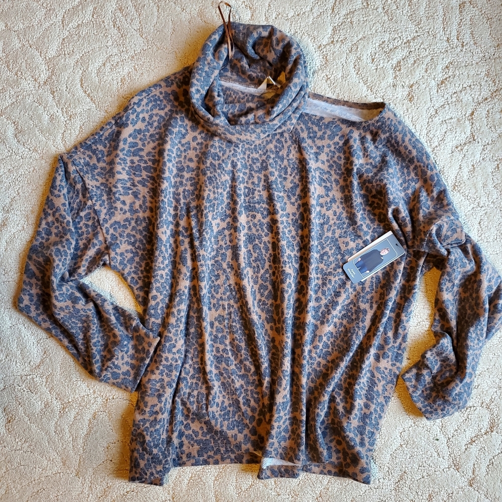 Terra & Sky Open shoulder top
